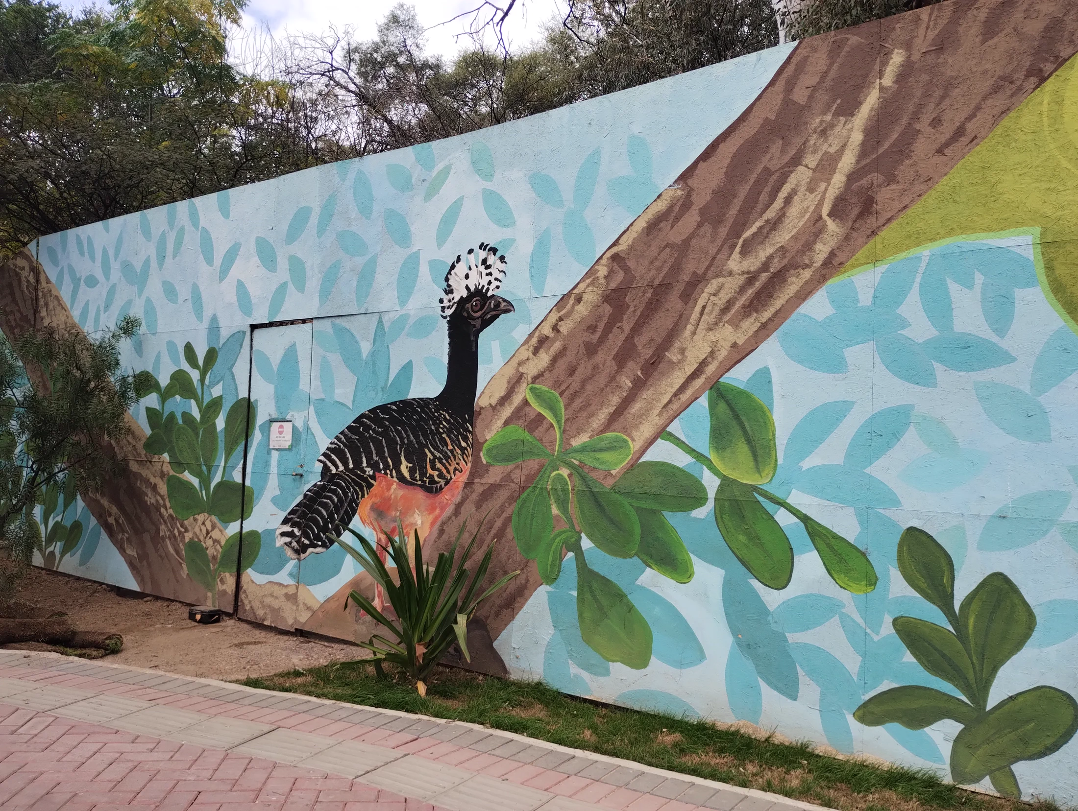 Registro fotografico de Mural 01, detalle de la obra en el espacio.